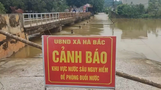 Vẫn còn hàng trăm nhà bị nước lũ ngập sâu cô lập ở huyện Hà Trung (Thanh Hóa)