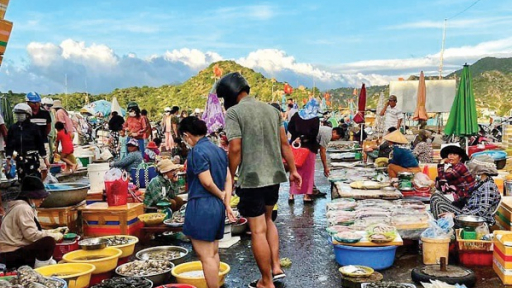 Bên đầm nước lợ rộng 1.200ha ở Ninh Thuận có một cái chợ trên trời dưới la liệt cá tôm ngon 