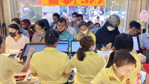 Giá vàng vượt 100 triệu đồng/lượng, có nên mua vàng lúc này?