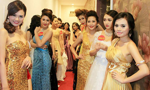 Nhìn lại 4 cuộc thi Hoa hậu “ao làng” năm 2014