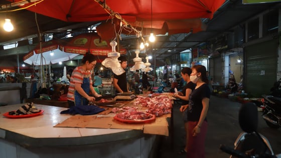 Giá thịt lợn cao ngất ngưởng: Công nhân ăn dè, 1 tuần chỉ dám mua thịt lợn 2 - 3 lần