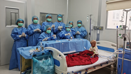 Lần đầu tiên VN thực hiện thành công ghép tế bào gốc tự thân cứu bệnh nhi ung thư võng mạc di căn 