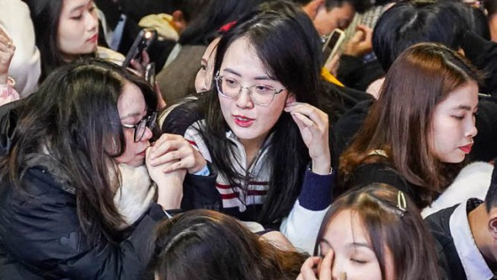 Giới trẻ ngồi la liệt, chờ hàng giờ đồng hồ giữ chỗ đẹp xem đếm ngược, bắn pháo hoa chào năm mới 2025