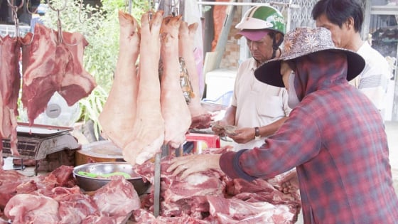 Giá thịt lợn tăng cao: Khâu trung gian chiếm tới 40% giá thành