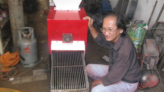 Lão nông làm máy chế biến 'nữ hoàng quả khô' mắc ca
