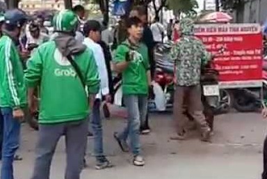 Clip: '500 anh em Grab đòi nợ máu' xe ôm truyền thống tại viện huyết học TW