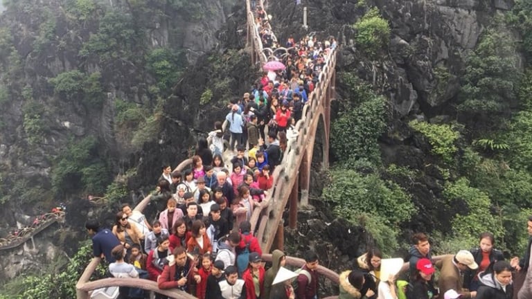 Khách chen chân leo núi ở Tràng An cổ dịp đầu năm