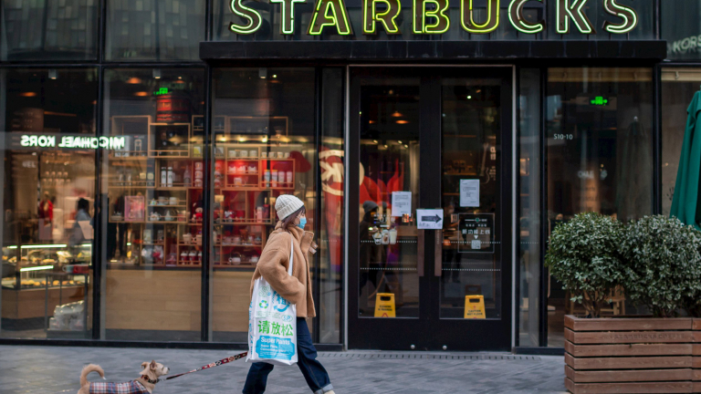 Doanh số có lúc tụt 90% vì đại dịch Covid-19, Starbucks dự báo lợi nhuận giảm