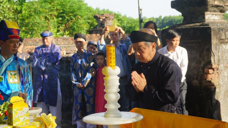 Chủ tịch TT-Huế mặc áo dài khăn đóng dâng hương tri ân ông tổ áo dài Việt Nam 