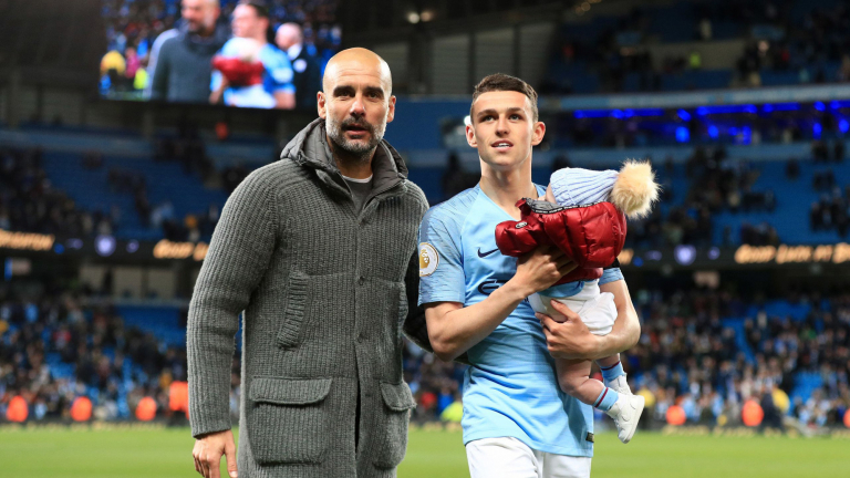 Phil Foden: Ông bố 18 tuổi mê câu cá, chơi game và... 'gia đình là số 1'