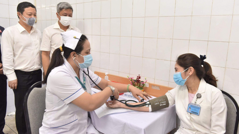 Bộ Y tế thông tin về tình hình tiêm vắc xin Covid-19 ngày đầu tiên