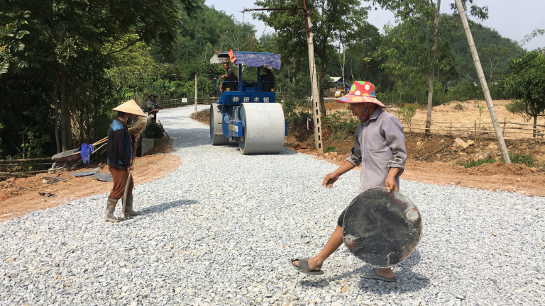 Người dân Mộc Châu: Góp tiền và hàng nghìn ngày công lao động XDNTM