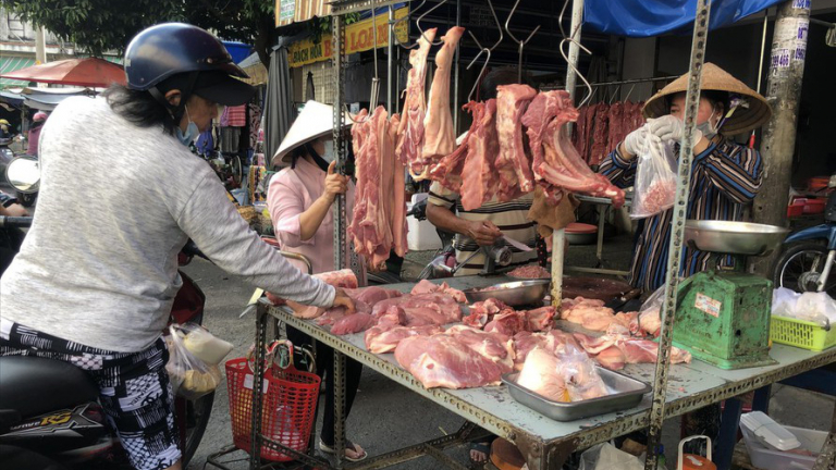 Chợ tự phát nhộn nhịp sau giãn cách