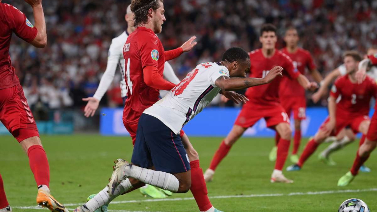 Raheem Sterling: 'Hậu vệ Đan Mạch đã phạm lỗi với tôi, phạt đền là đúng'