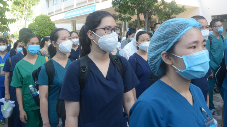 Đà Nẵng: 50 y, bác sĩ lên đường chi viện TP.HCM chống dịch