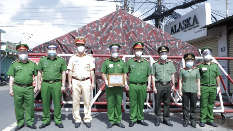 Khen thưởng hai chiến sĩ Công an đỡ đẻ cho sản phụ tại chốt kiểm soát dịch