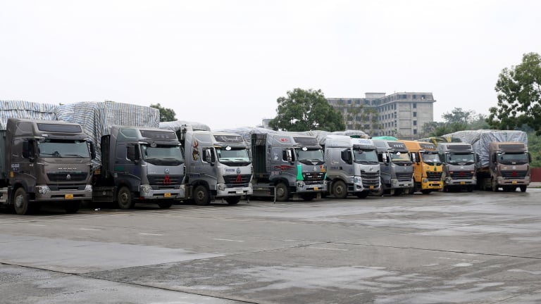 Lào Cai tạm dừng nhận xe chở trái cây qua cửa khẩu Kim Thành từ 18/1