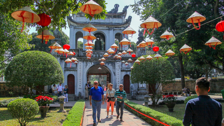 Du khách nước ngoài phải lòng Hà Nội
