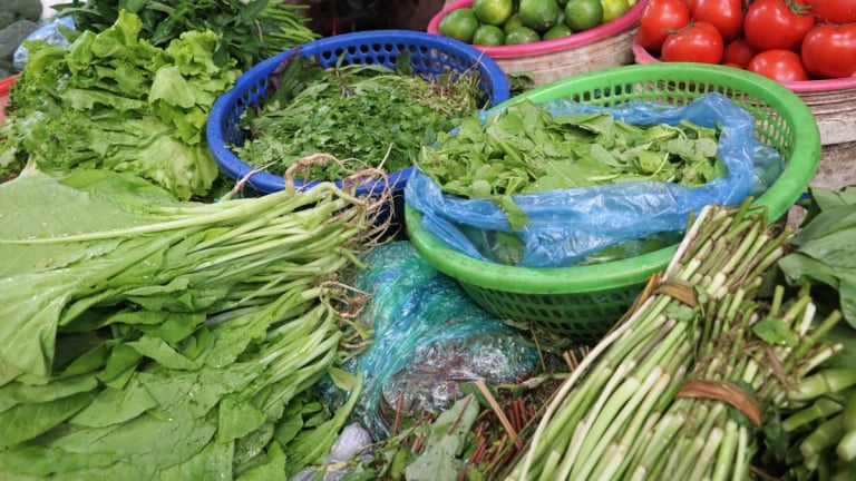Hà Nội: Thời tiết bất lợi, rau xanh 'quay đầu' tăng giá