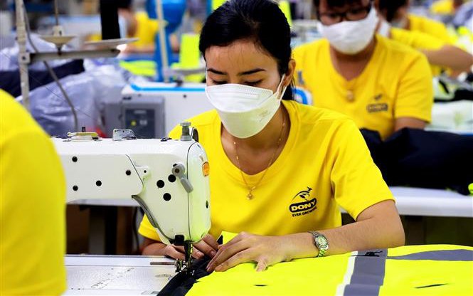Kinh tế phục hồi trong các ngành sản xuất chế tạo, bán lẻ và du lịch
