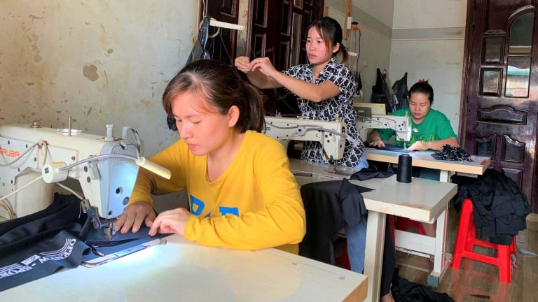 Học nghề may gia công, dân xã Ea hiu, huyện Krông Pắc của Đắk Lắk không phải tha hương đi làm ăn xa