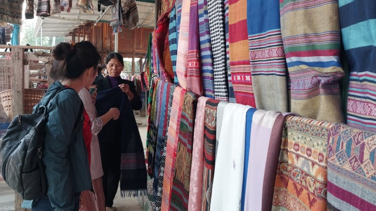 Vùng đất Mai Châu của Hòa Bình dân ngày càng khá giả nhờ gắn dạy nghề với hoạt động du lịch