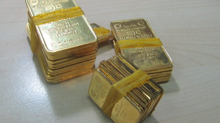 Vàng tăng giá vì một đại gia gom vàng ồ ạt