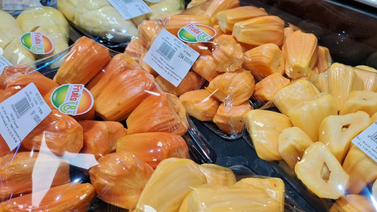 Mít ruột đỏ giá vài trăm ngàn đồng một ký vẫn hút hàng