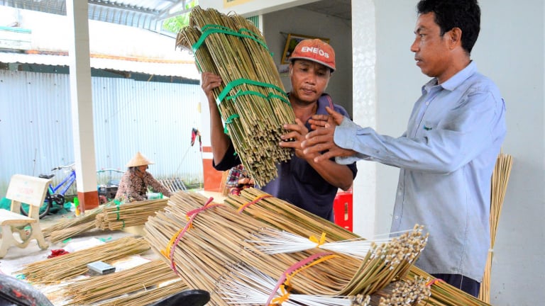 Mùa nước nổi miền Tây, dân xóm thuyền ở Kiên Giang có việc làm, rủng rỉnh tiền tiêu