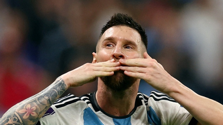 Messi thăng hoa khiến người biểu tình Argentina quên cả đòi tăng lương