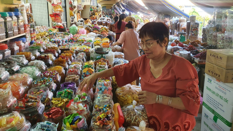 Chợ lớn nhất Sài Gòn hẩm hiu chờ khách sắm Tết