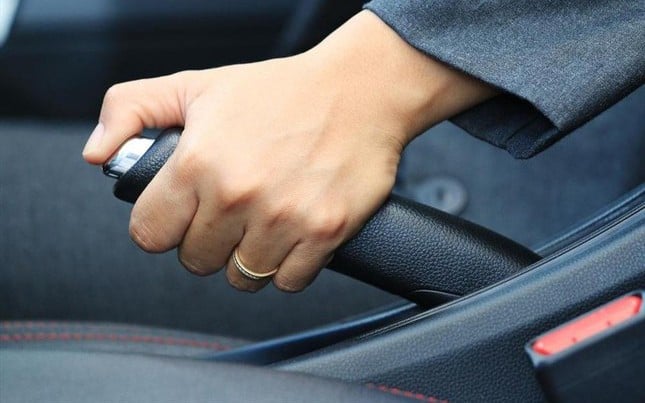 Cách xử trí khi ô tô kẹt chân ga
