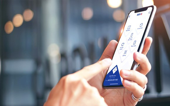 Phí SMS Banking 'đắt đỏ', khách hàng quyết “tẩy chay”: Ngân hàng “phân trần” thế nào?