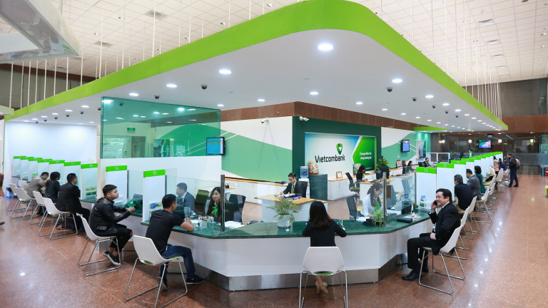 Khách hàng “sốc” vì phí SMS Banking, Vietcombank nói gì?