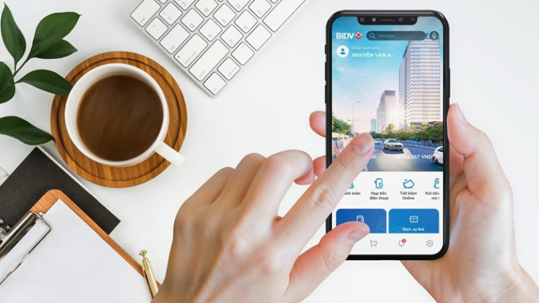 Nóng: Ngân hàng và nhà mạng sẽ thu phí trọn gói SMS Banking khoảng 11.000 đồng/tháng