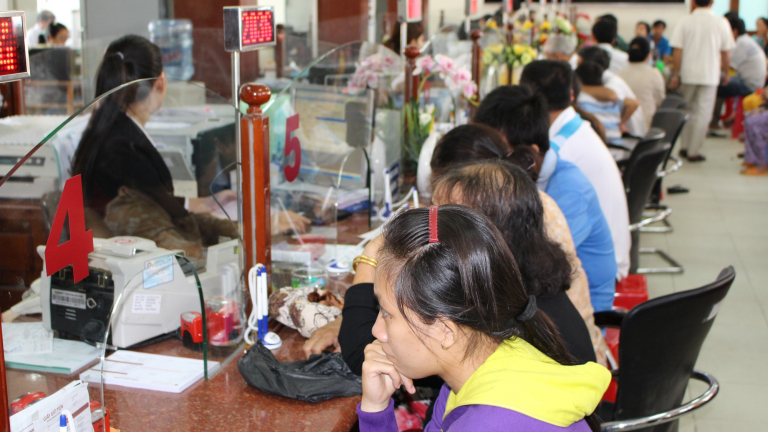Ngân hàng đầu tiên công bố hỗ trợ lãi suất 2% cho doanh nghiệp, hợp tác xã, hộ kinh doanh