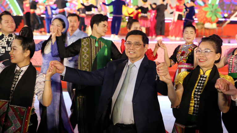 Thủ tướng Phạm Minh Chính tham gia múa vòng xòe đoàn kết tại Sơn La