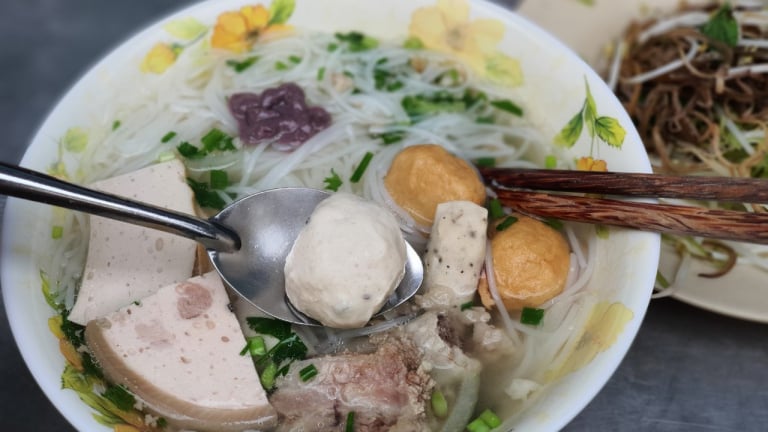 Sài Gòn quán: Chen nhau ngồi vỉa hè ăn tô bún mọc 70.000 đồng bên hông chợ Bến Thành 