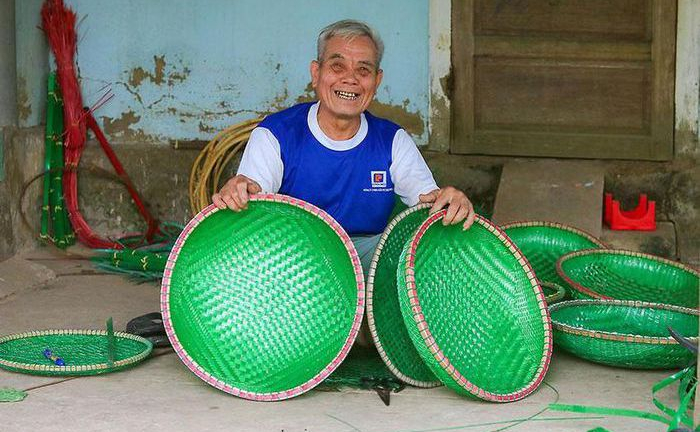 Cụ ông 78 tuổi bắt rác thải nhựa đẻ ra tiền