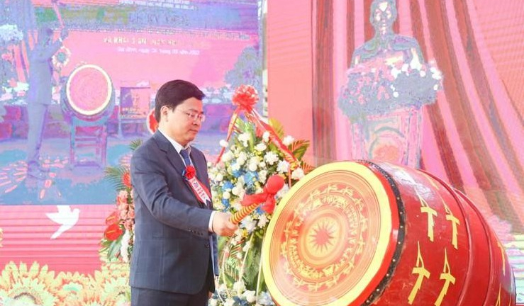 Bí thư Tỉnh ủy Bắc Ninh Nguyễn Anh Tuấn đánh trống khai giảng năm học mới tại Trường THPT Gia Bình số 1