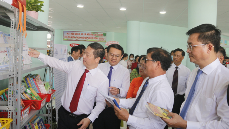 Khai giảng tại TP.HCM: Thầy hiệu trưởng gửi thông điệp ý nghĩa từ việc... rót 2 lon nước có gas