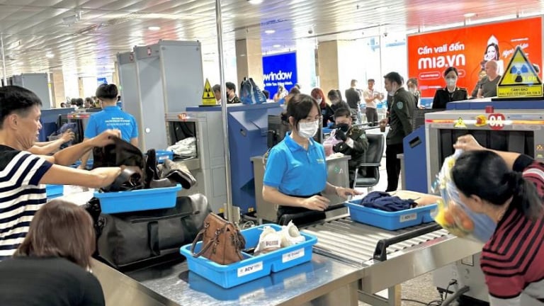 Sân bay Tân Sơn Nhất đón khách đông kỷ lục, nhiều người chọn bay đêm