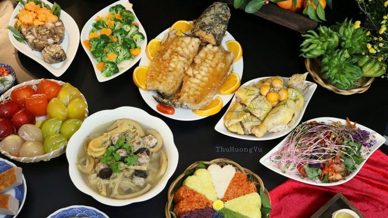 Mâm cơm cúng gia tiên ngày mồng 1 Tết đầy đủ cầu mong một năm mới bình an, may mắn