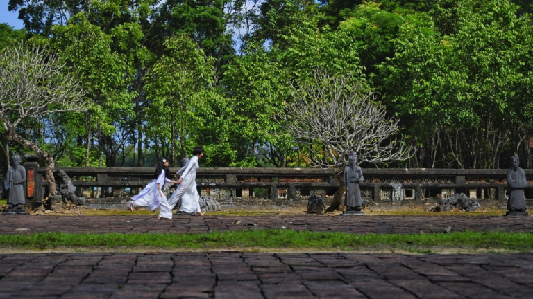 Đến Huế du xuân, ngắm lăng vua Nguyễn