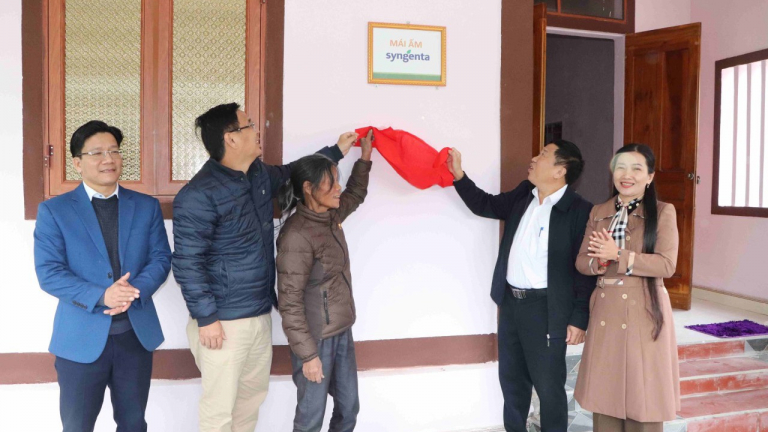Trao tặng 8 căn nhà cho các hộ nghèo trong chương trình 'Mái Ấm Syngenta'
