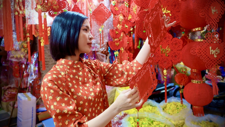 Người Sài Gòn háo hức mang Tết 2023 về nhà