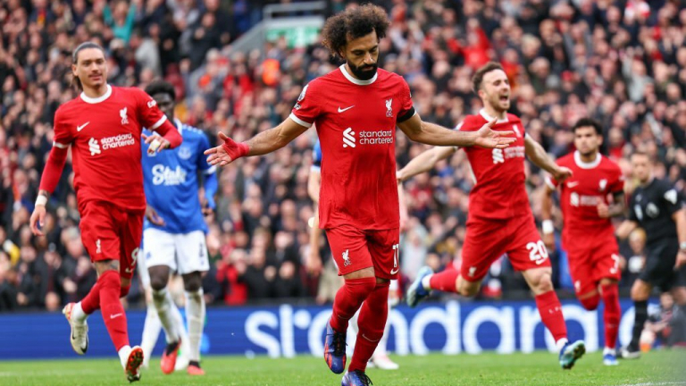 Salah tiếp tục thăng hoa, Liverpool hạ 10 người của Everton, leo lên ngôi đầu