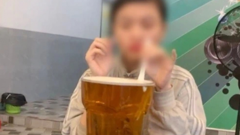 Thách uống 13 lon bia trong 12 phút: Chiêu bán hàng nguy hiểm