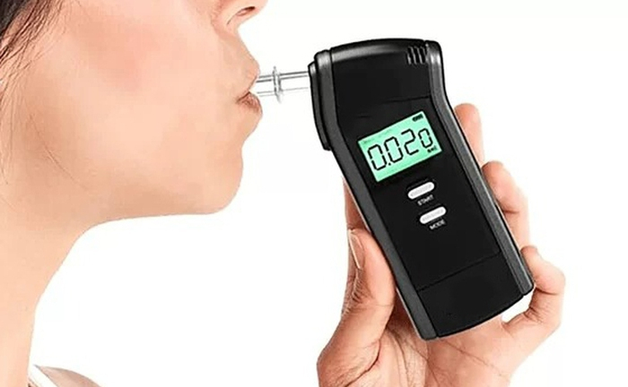 Mất tiền oan vì máy đo nồng độ cồn giá rẻ