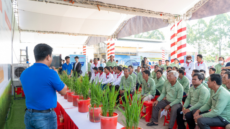 Các nhà khoa học và chuyên gia Syngenta giới thiệu gói kỹ thuật canh tác tiên tiến cho nông dân